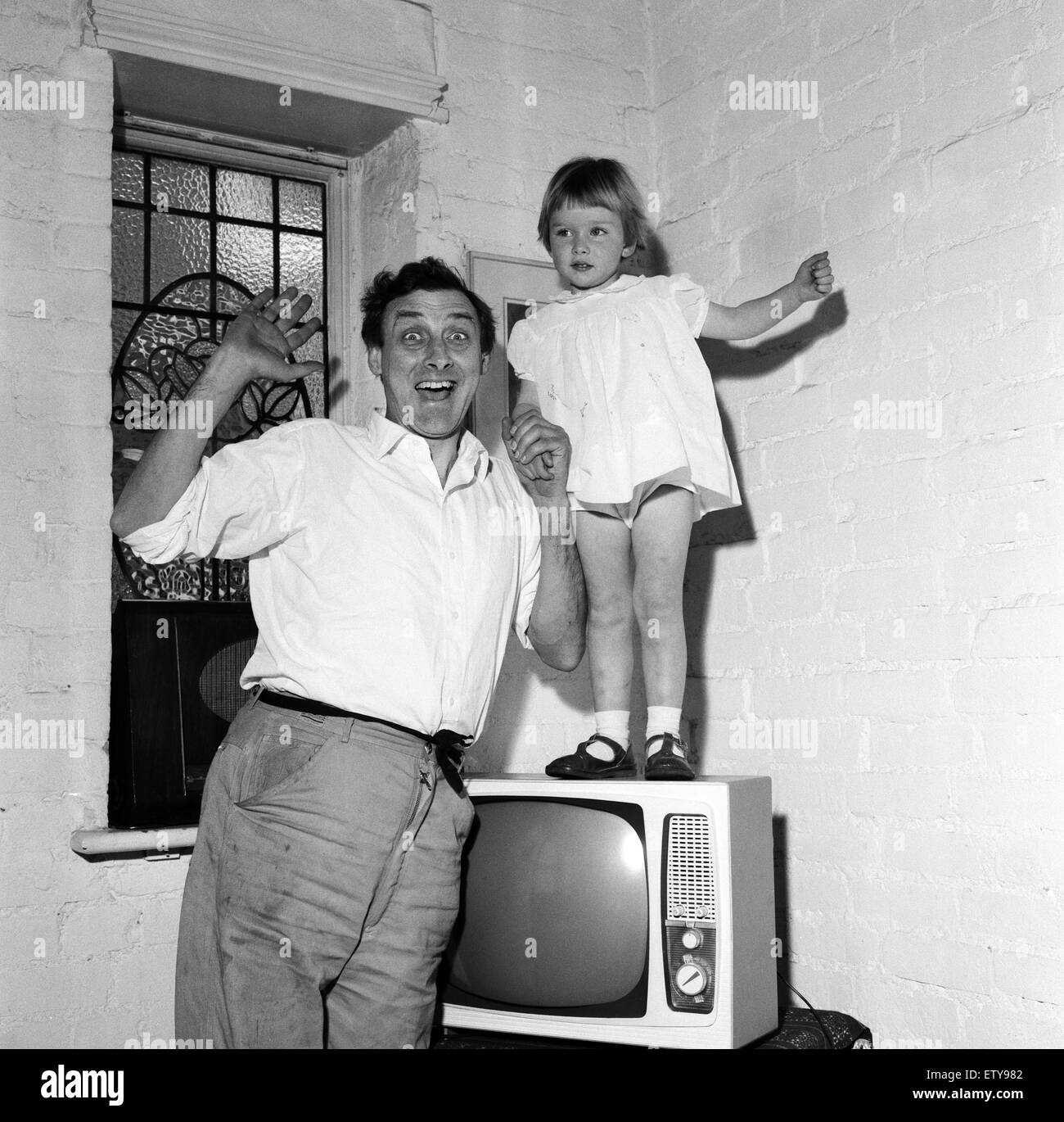 Spike Milligan con sua figlia di tre anni Sile Milligan. Il 16 giugno 1961. Foto Stock