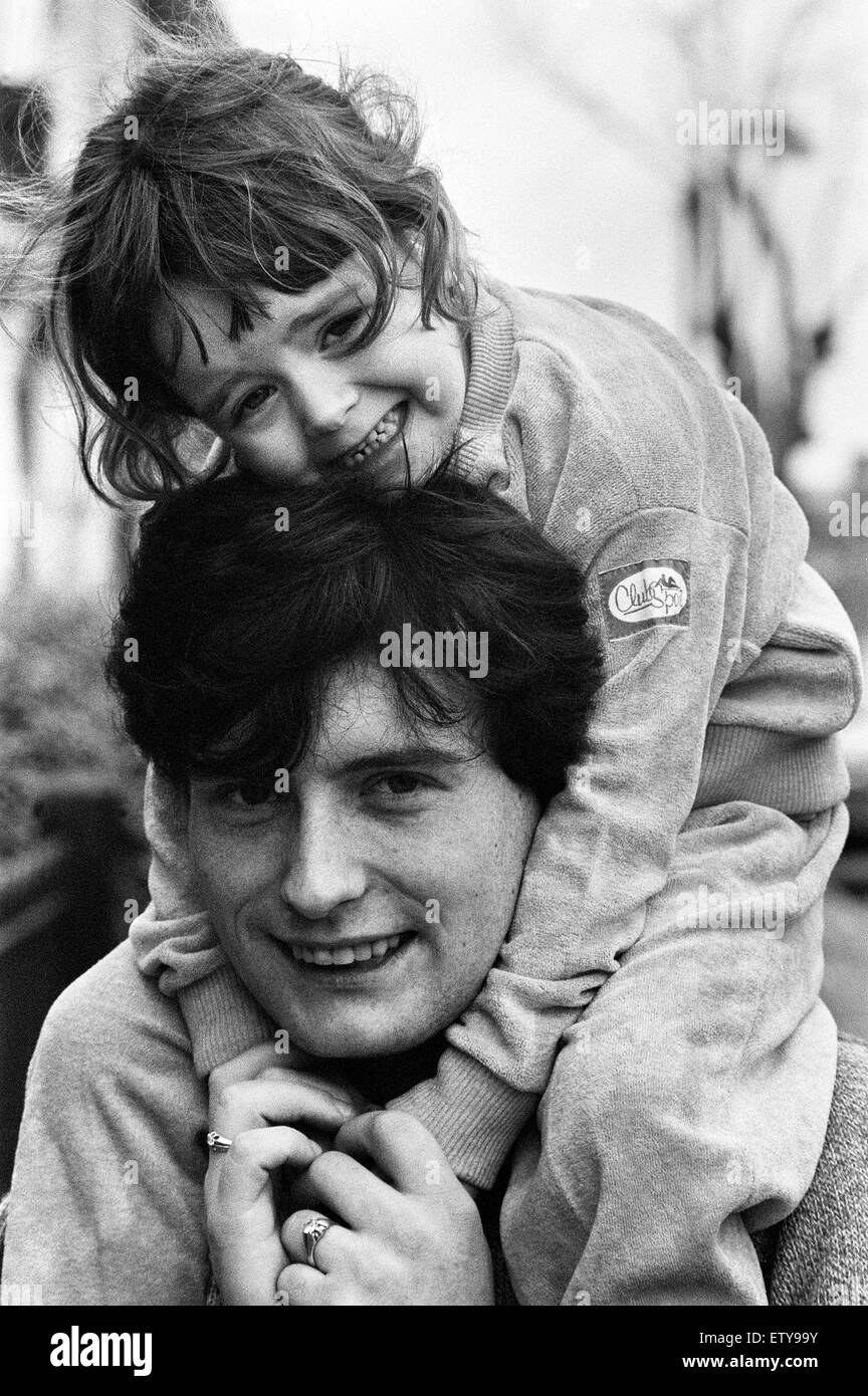 Snooker player Jimmy White con i suoi tre anni e mezzo il vecchio figlia Lauren a casa a Tooting, Londra del sud . Il 6 febbraio 1984. Foto Stock
