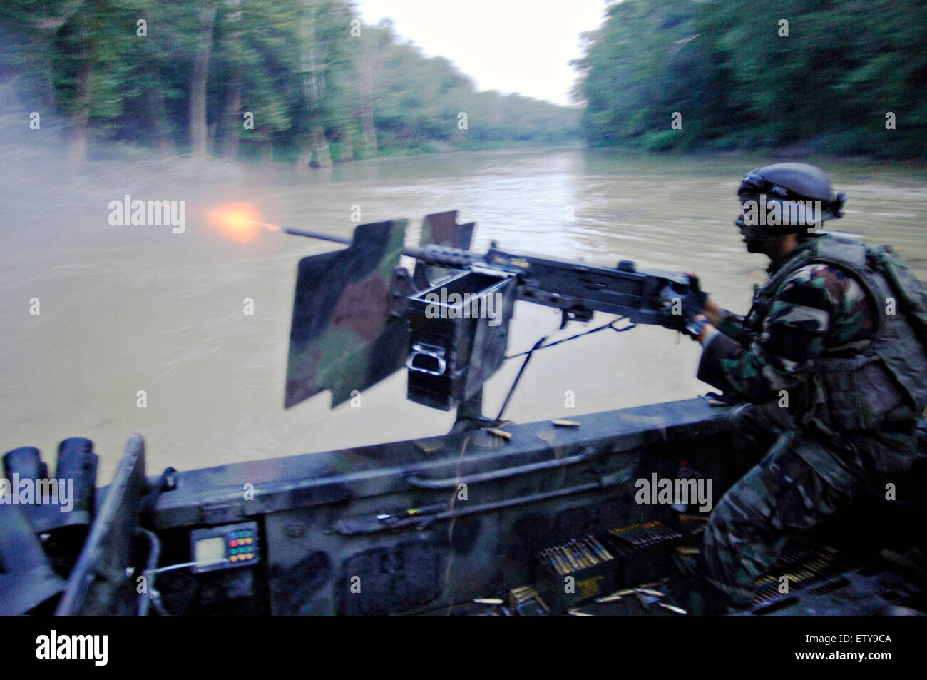 US Navy SEAL Special Warfare lottatori craft equipaggio assegnati a barca speciale Team 22 mans un GAU-17 minigun mitragliatrice durante il live-fire patrol formazione lungo il fiume sale Agosto 25, 2007 a Fort Knox, Kentucky. Foto Stock
