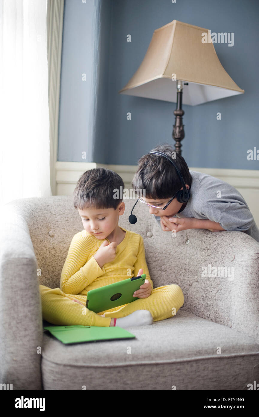 Fratelli, di età compresa tra 5 e 8 guarda i video su Ipad mini Modello rilasciato / MR Foto Stock
