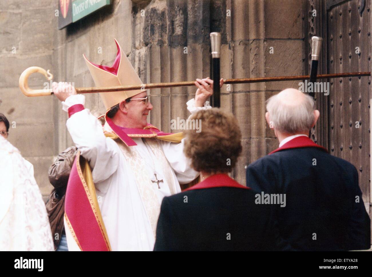 Il Vescovo di Newcastle, il Reverendissimo Martin Wharton bussa alle porte di San Nicolas' Cattedrale prima di entrare per la sua intronizzazione. 14 febbraio 1998. Foto Stock