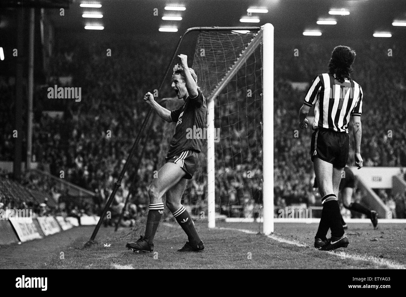 Liverpool 2 v Newcastle United 0 vecchia League Division One ad Anfield. (L'immagine mostra) Paolo Walsh celebra il suo obiettivo di fronte Kop. 23 Gennaio 1987 Foto Stock