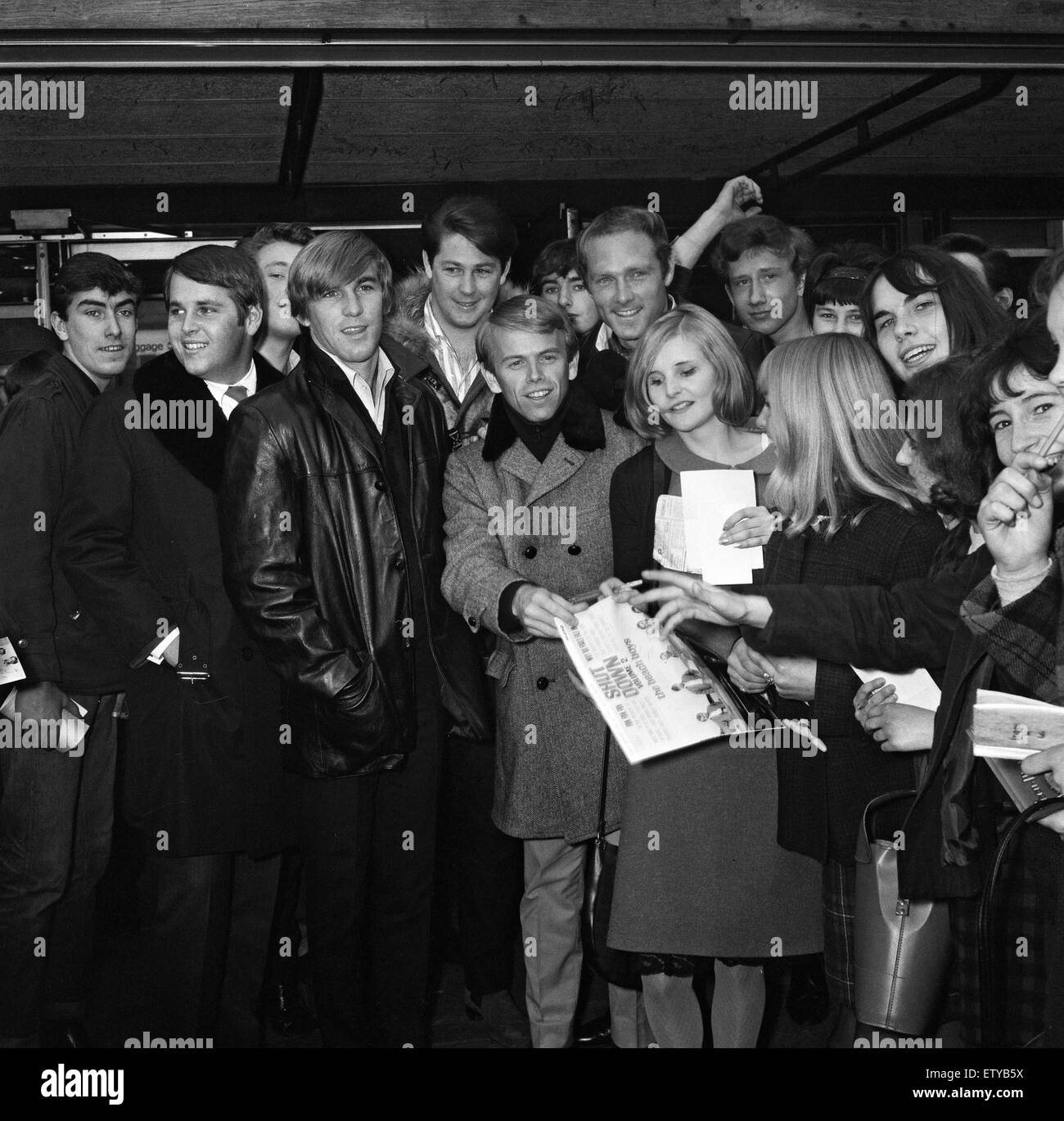 I Beach Boys sono arrivati all'aeroporto di Londra. La loro registrazione di 'ottengo intorno all' in cima 20 sulla hit parade. 1 novembre 1964. Foto Stock