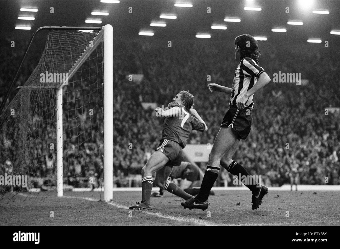 Liverpool 2 v Newcastle United 0 vecchia League Division One ad Anfield. (L'immagine mostra) Paolo celebra Walsh dopo il punteggio. 23 Gennaio 1987 Foto Stock