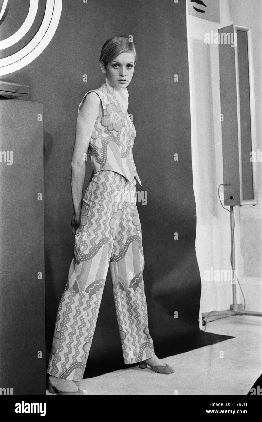 Twiggy lancia la nuova collezione, il Look di Twiggy collezione. Idee ispirate da Twiggy, i capi disegnati da Pamela Proctor e Paolo Babbs. Foto-chiamata, Londra, 16 febbraio 1967. Foto Stock