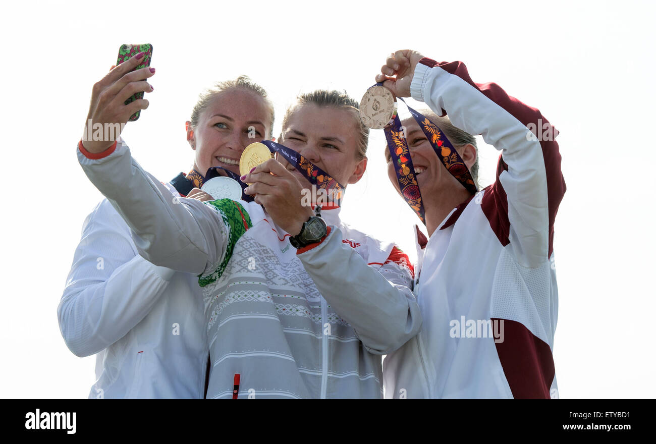 Baku in Azerbaijan. 16 Giugno, 2015. Medaglia d'oro Maryna Litvinchuk (C) della Bielorussia, medaglia d'argento Lani Belcher (L) della Gran Bretagna e medaglia di bronzo Renata Csay (R) di Ungheria presso le donne del kayak singolo (K1) 5000m Finale di Canoa Sprint finale del 2015 Foto Stock
