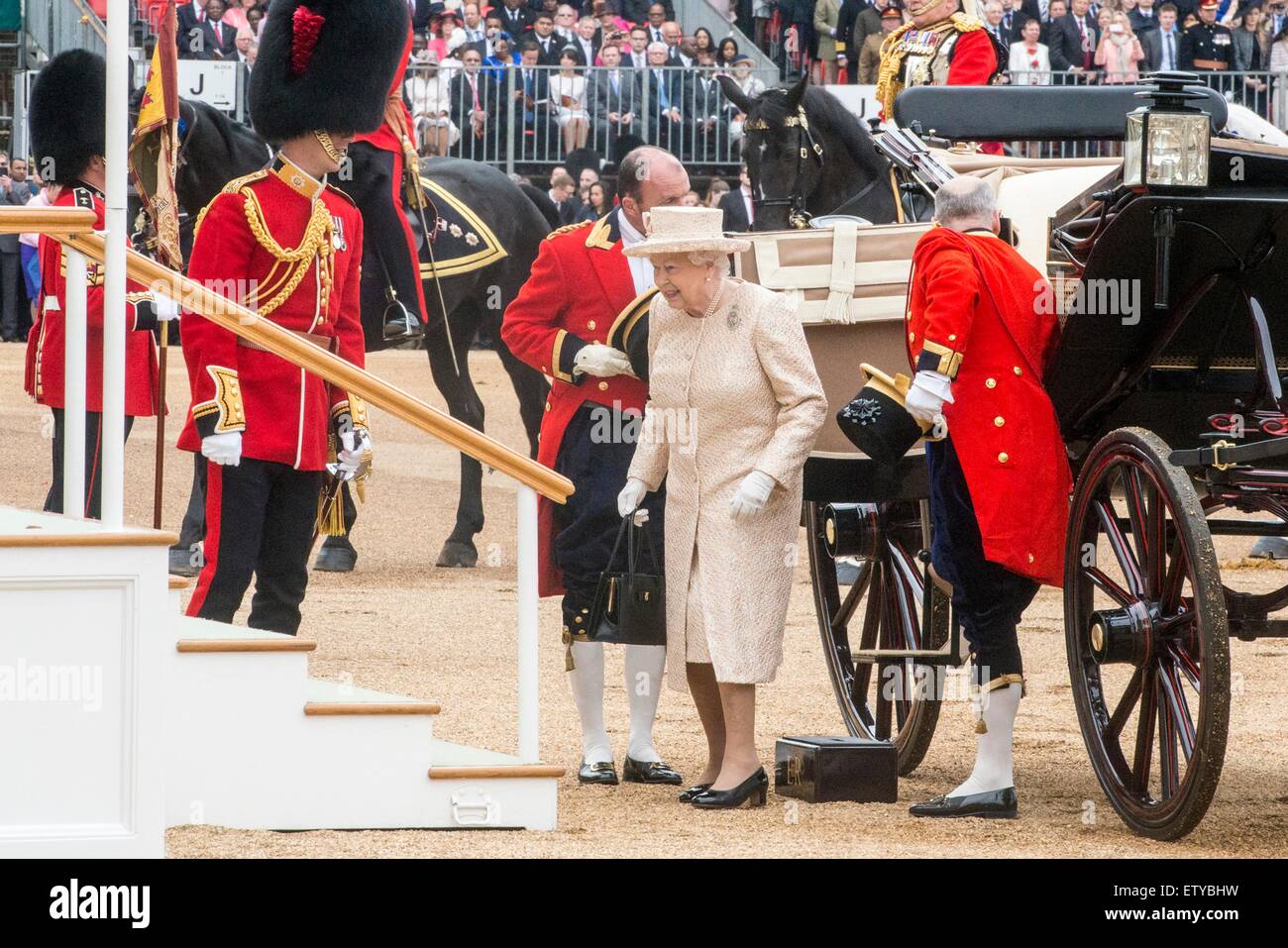 La regina Elisabetta II arriva in carrozza per l annuale Trooping la parata di colori la marcatura del suo compleanno ufficiale sulla sfilata delle Guardie a Cavallo Giugno 13, 2015 a Londra, Inghilterra. Foto Stock