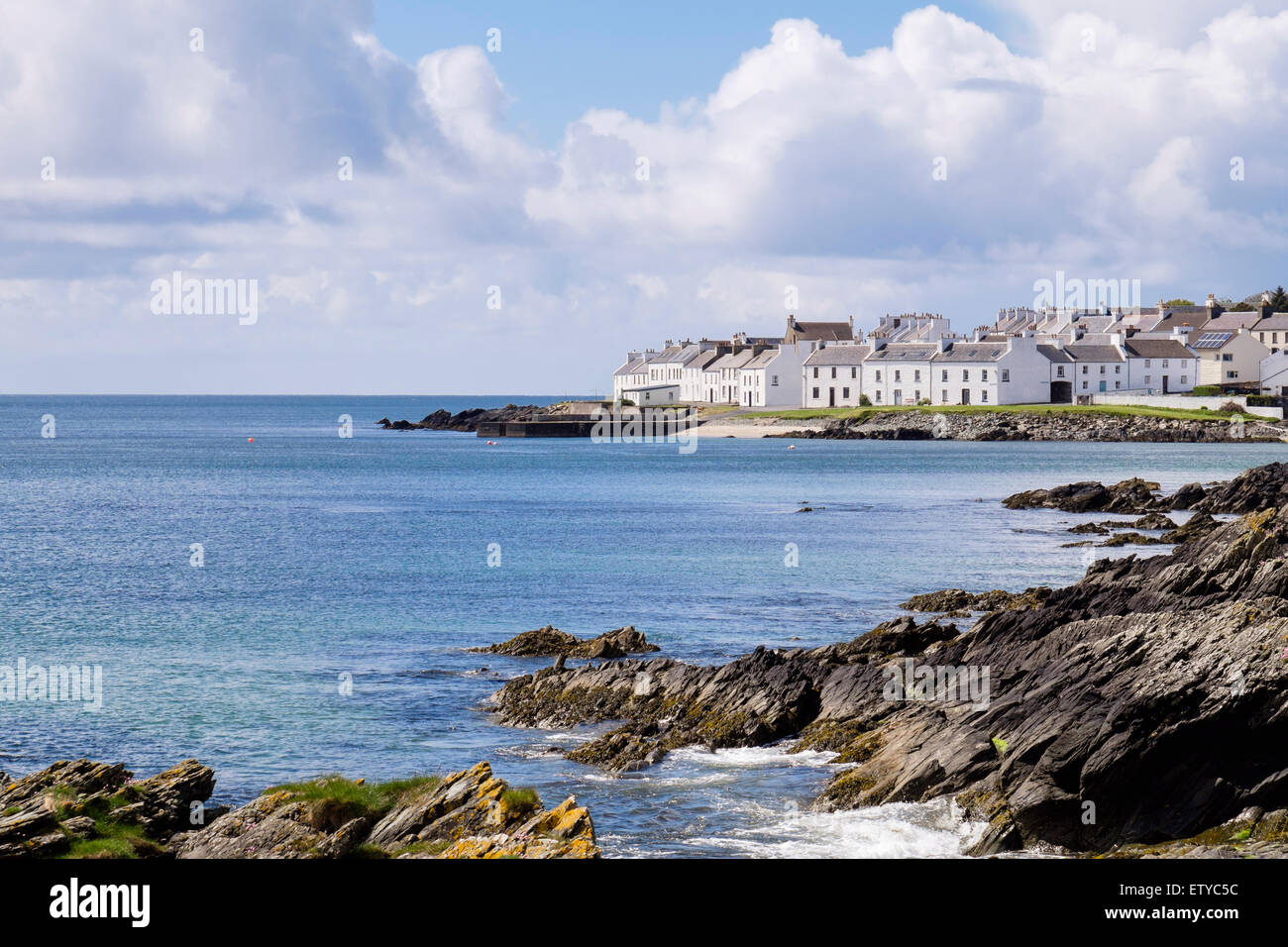 Vista lungo la costa rocciosa del Loch Indaal di Islay village. Port Charlotte, Isle of Islay Ebridi Interne Argyll & Bute Western Isles della Scozia UK Gran Bretagna Foto Stock