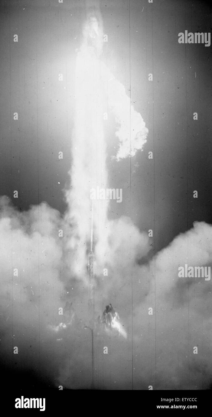 Questa immagine mostra il razzo Atlas 13B sulla rampa di lancio al Pad 14, in preparazione per la sua missione. I razzi Atlas hanno giocato un ruolo chiave nell'esplorazione spaziale degli Stati Uniti e questo lancio segna un evento significativo nel programma spaziale in corso, che continua a spingere i confini tecnologici nei viaggi spaziali. Foto Stock