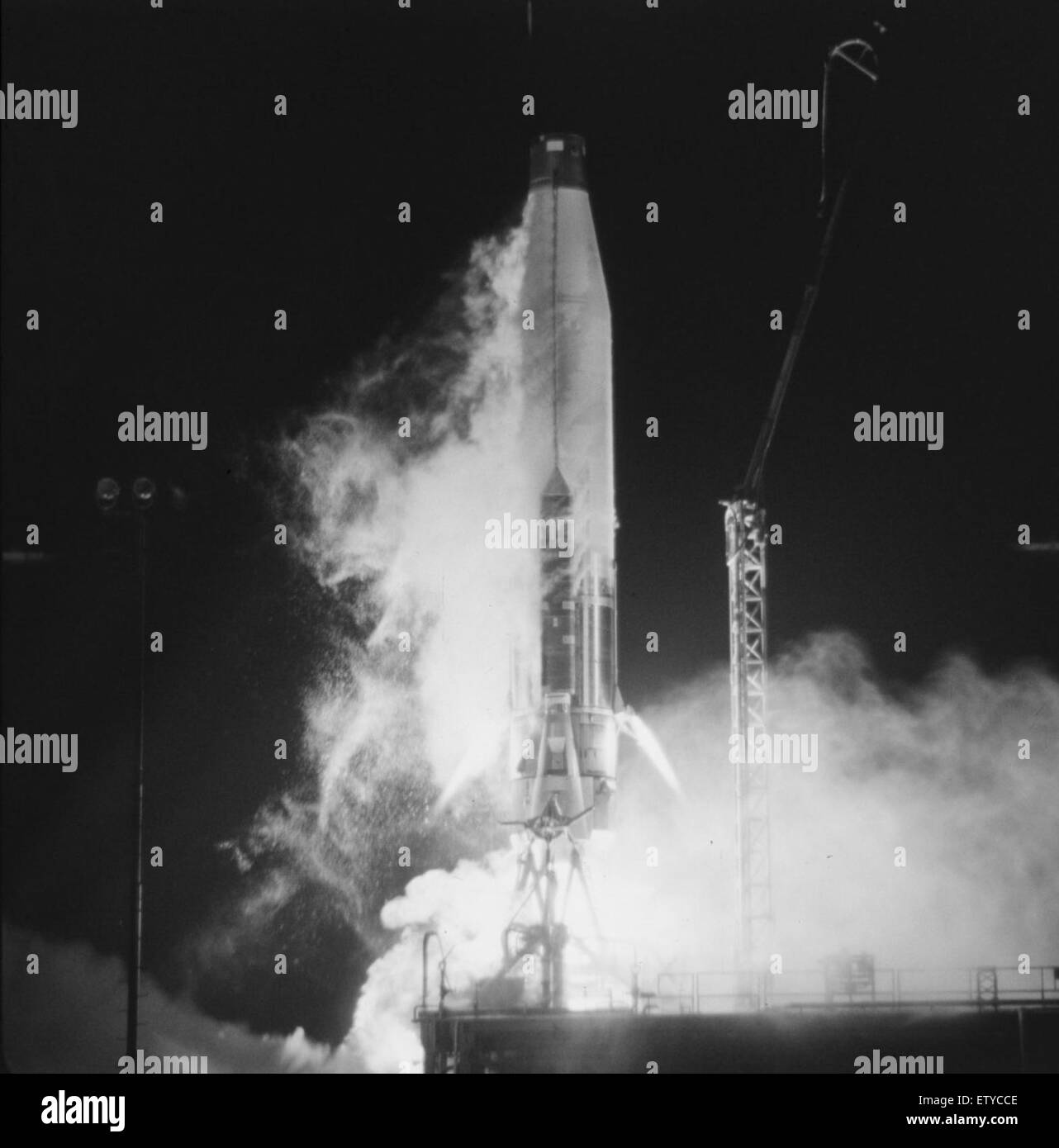 Atlas 13B, durante il suo test di decollo, dimostra dati critici sulle prestazioni dei razzi, fornendo informazioni sulla fase di lancio di una missione spaziale. Questo test fa parte dei progressi in corso nella tecnologia di esplorazione spaziale. Foto Stock