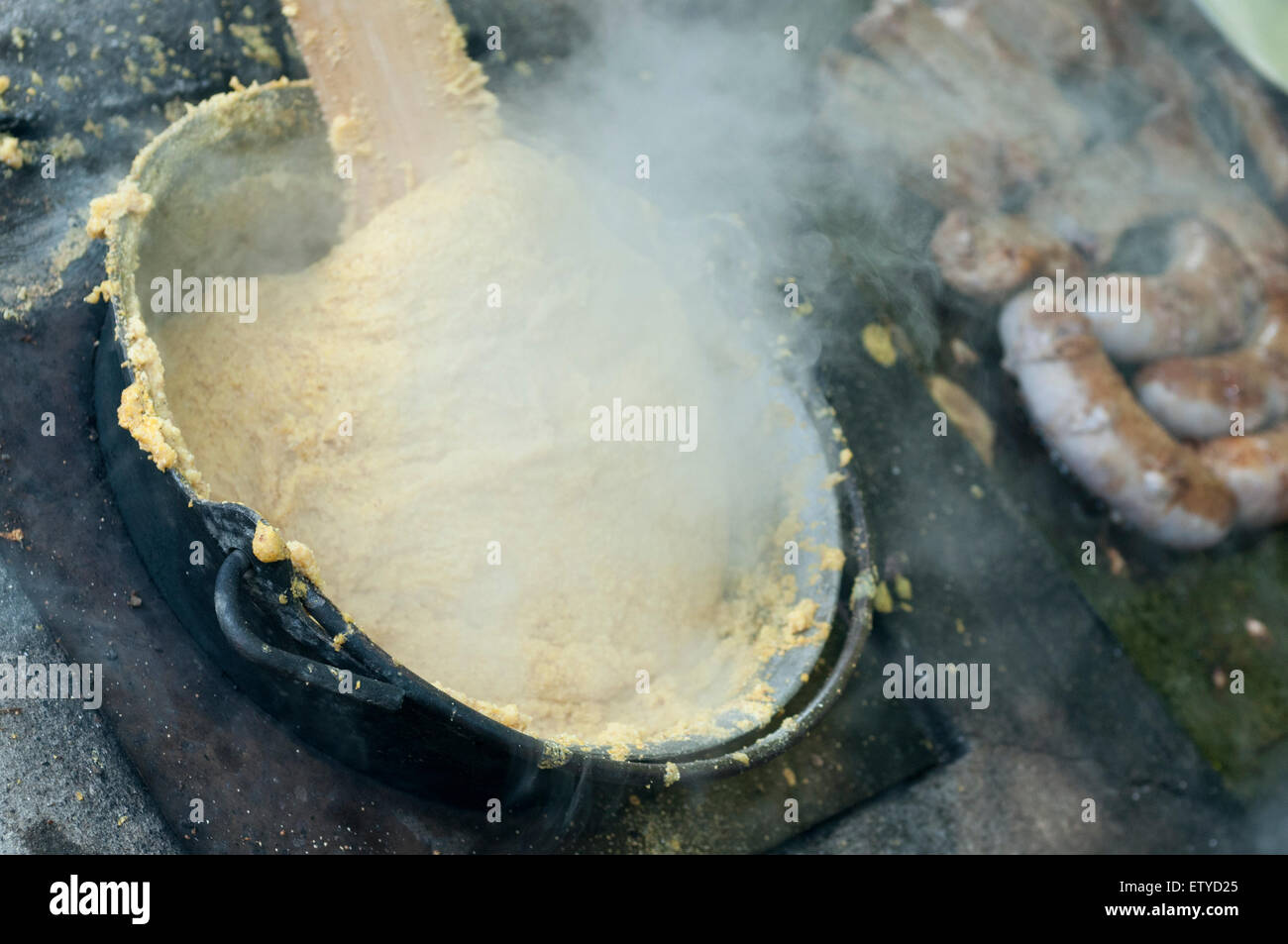 Polenta di farina gialla cotta nel paiolo di rame con salsicce Foto Stock