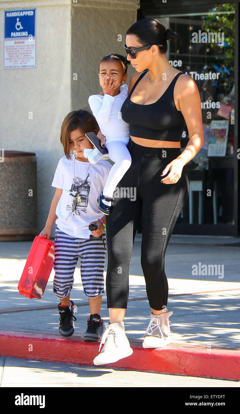 Kim Kardashian è di nuovo al nero capelli come lei e Kourtney prendere i  loro bambini a ballet a Woodland Hills. Kim's sportive un paio di Adidas  Yeezy Boost sneakers progettato da