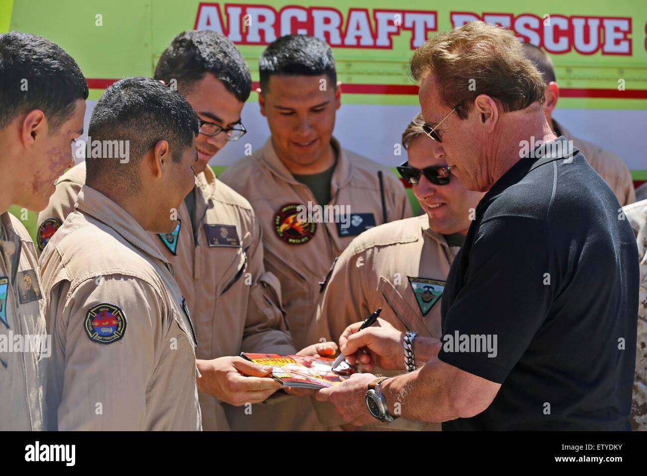 Attore ed ex governatore Arnold Schwarzenegger firma autografi per i Marines americani dopo la proiezione del suo nuovo film Terminator Genisys Giugno 14, 2015 a Camp Pendleton, California. Foto Stock