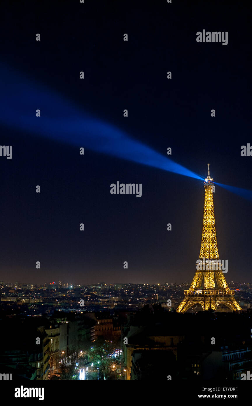 La torre Eiffel di notte con il fascio di luce Foto Stock