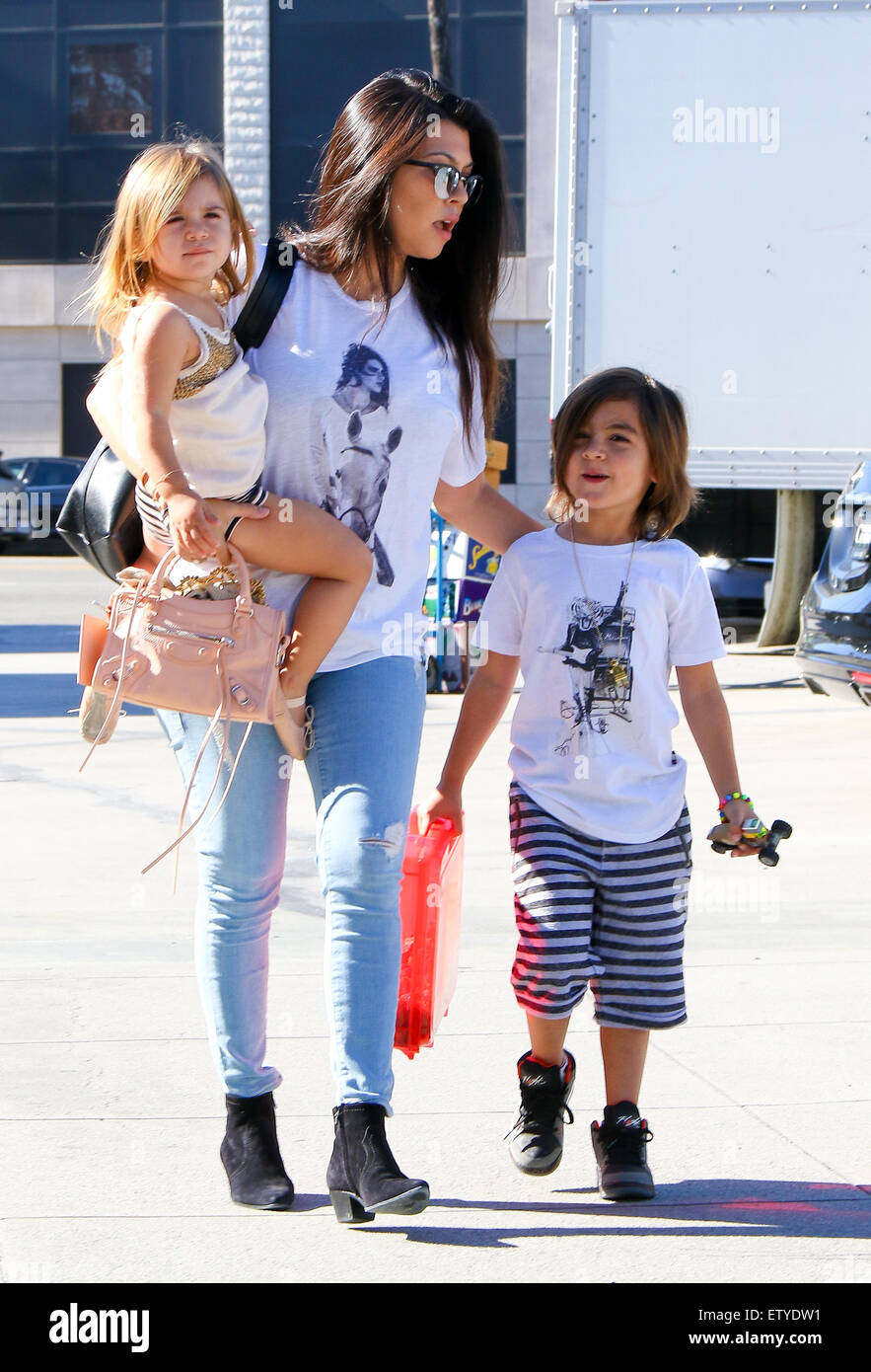 Kim Kardashian è di nuovo al nero capelli come lei e Kourtney prendere i  loro bambini a ballet a Woodland Hills. Kim's sportive un paio di Adidas  Yeezy Boost sneakers progettato da