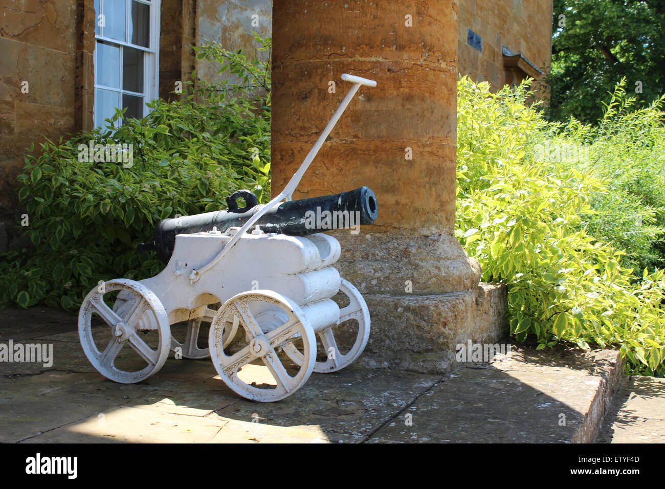 Il cannone da battaglia di Navarino 1827, visto dietro il maneggio a Althorp House, Northamptonshire Foto Stock