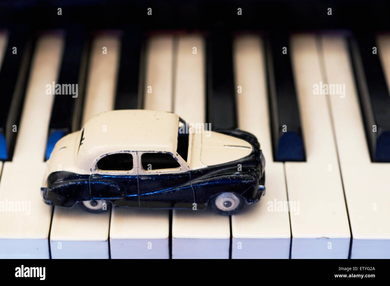 Dinky Austin Somerset auto giocattolo bianco e nero guida con tono lungo i tasti del piano Foto Stock