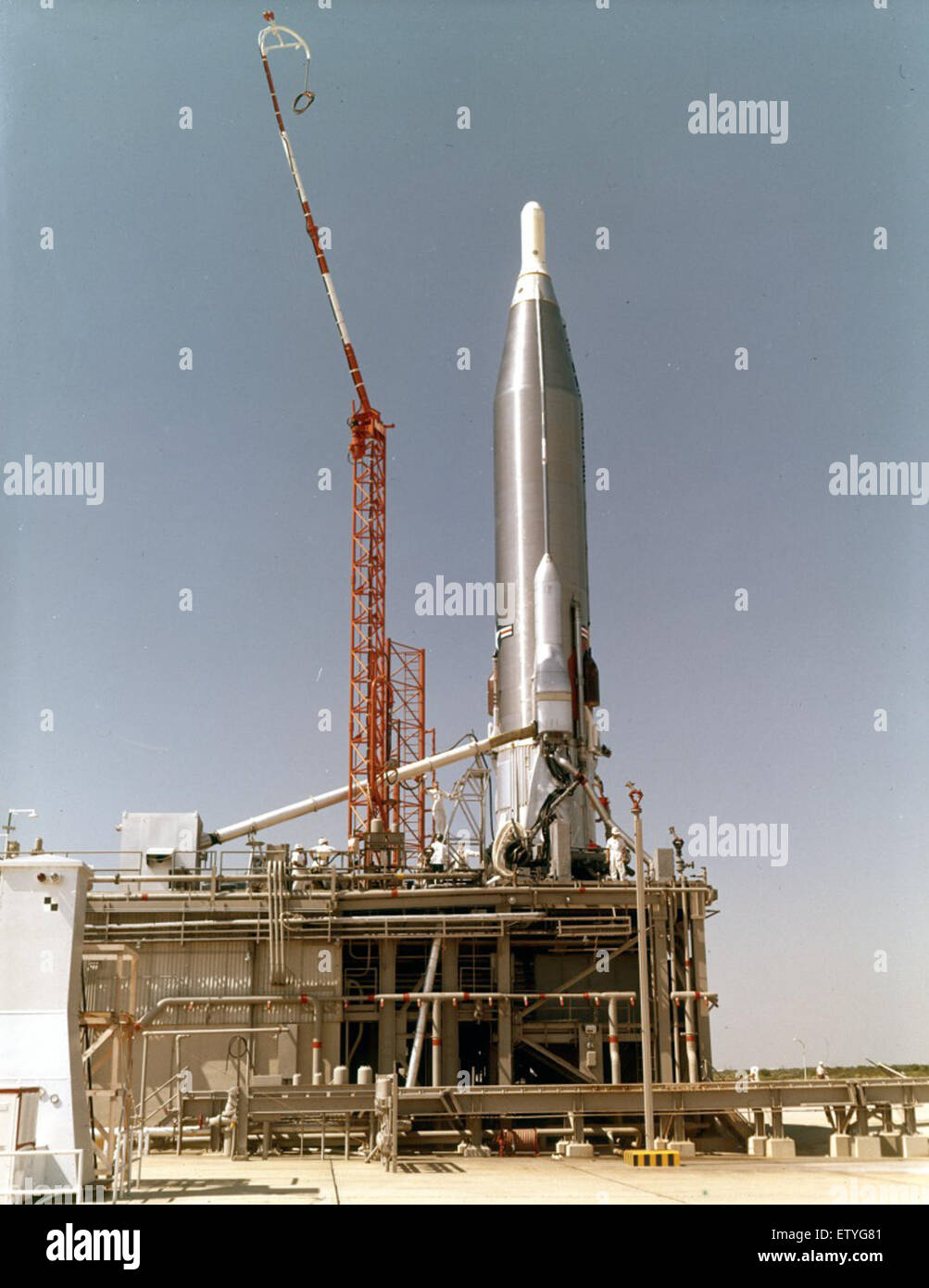L'Atlas 14F è un veicolo di lancio spaziale collocato sul suo lanciatore al Pad 11, in preparazione per la sua missione. L'immagine mostra i progressi tecnologici nell'esplorazione spaziale, con enfasi sull'ingegneria del razzo e sulla prontezza al lancio. Foto Stock