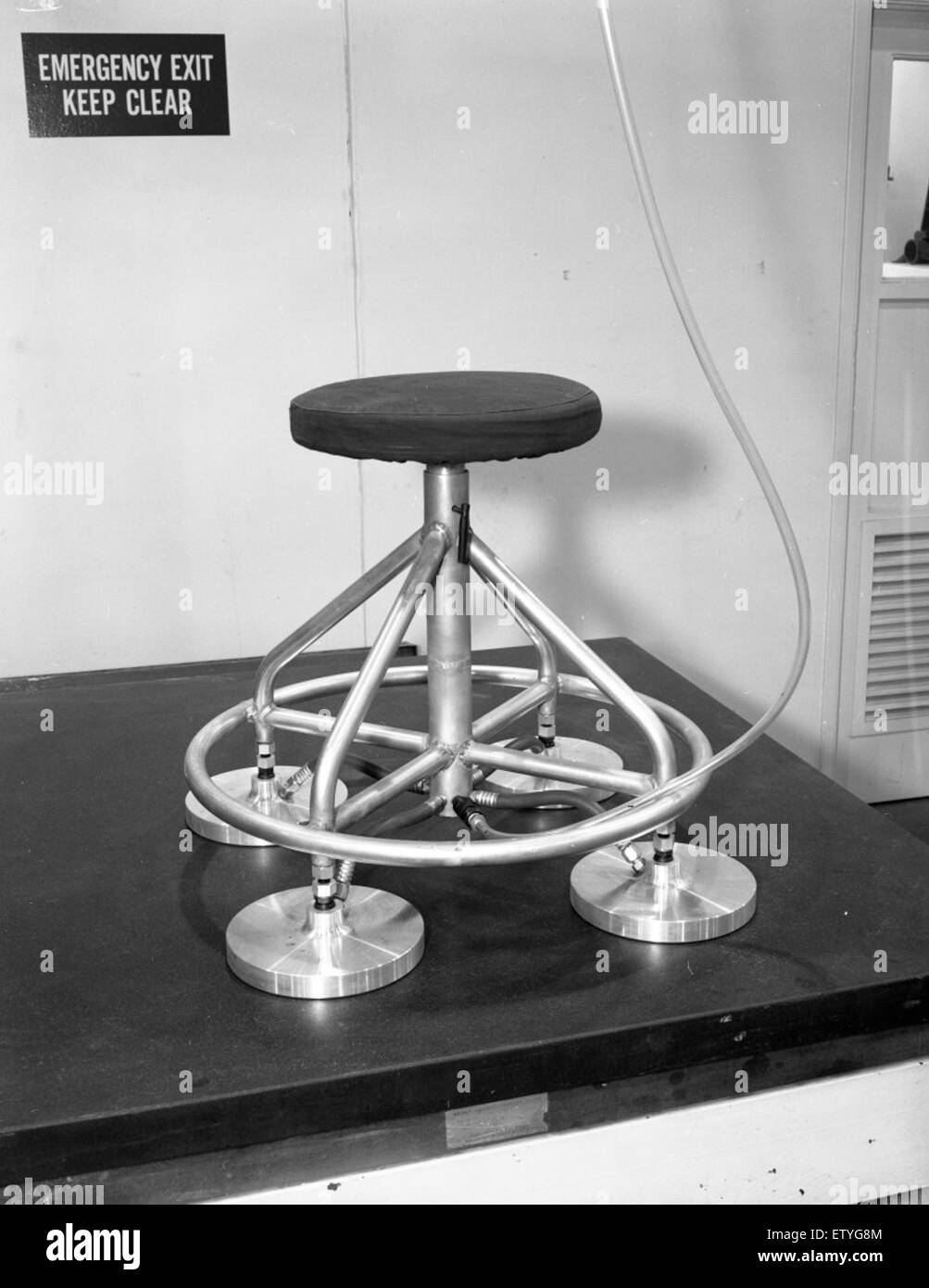 Informazioni relative alla progettazione e alle specifiche degli scooter e degli sgabelli ad aria. Il documento fornisce dettagli tecnici sui sistemi di cuscinetti pneumatici e sul loro utilizzo nelle apparecchiature di mobilità. Foto Stock