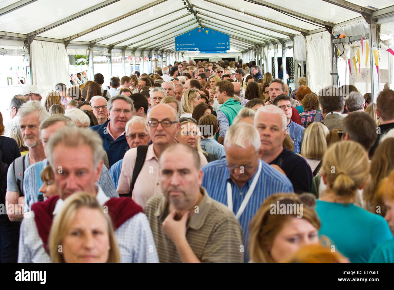 La folla di visitatori in arrivo e in partenza da Tata tenda a Hay Festival 2015 Foto Stock