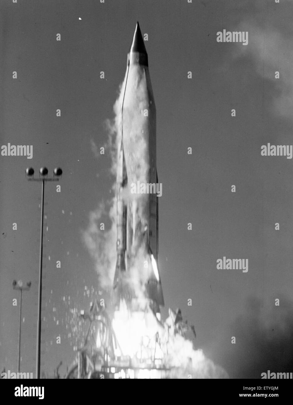 Il lancio dell'Atlas 6B, parte di un volo di prova, ha avuto luogo nel 1512 come parte di una serie di missioni per valutare i sistemi e le prestazioni dei veicoli spaziali in condizioni realistiche. Questo evento è stato fondamentale per comprendere le capacità dei veicoli spaziali e l'esplorazione spaziale futura. Foto Stock