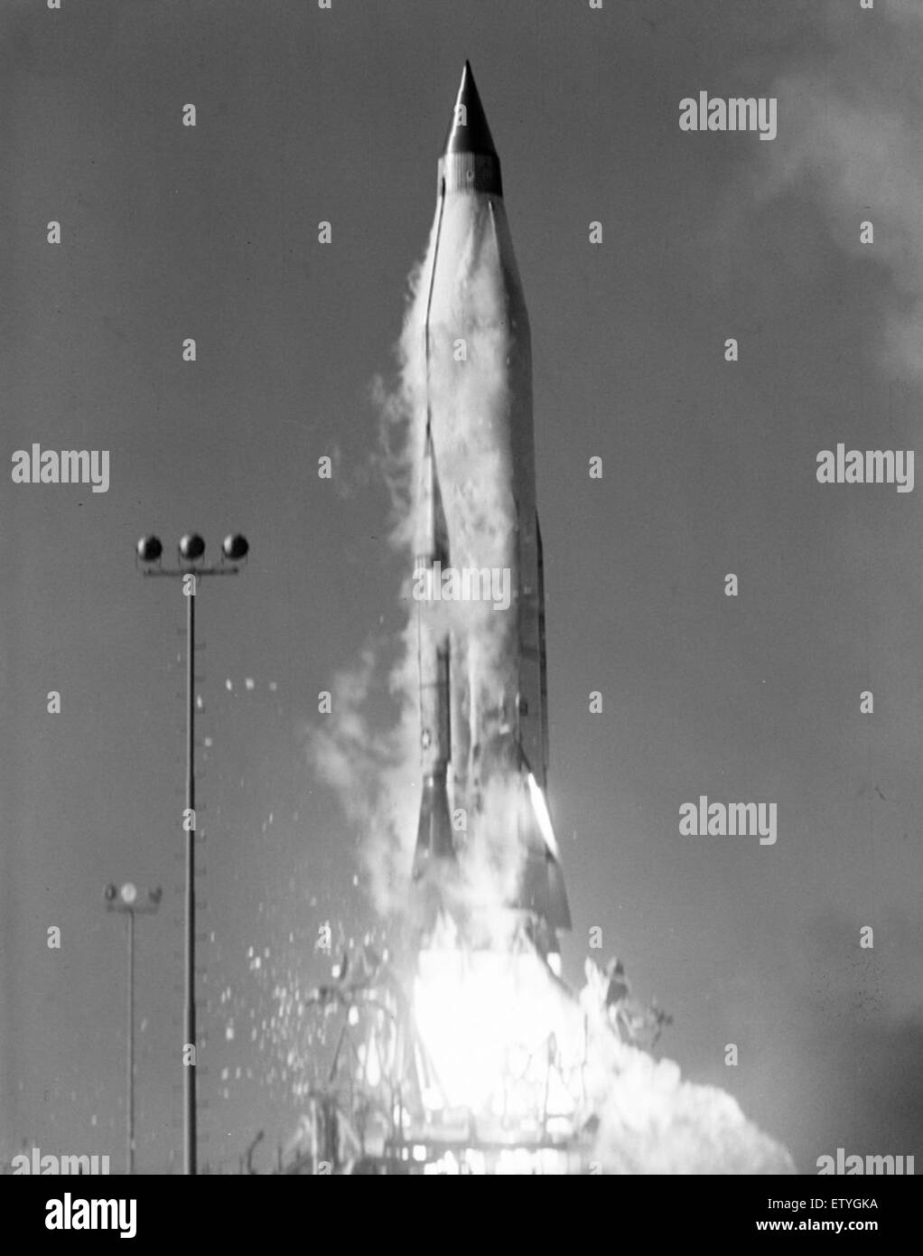 Il lancio dell'Atlas 6B, un significativo volo di prova, è caratterizzato da filmati dettagliati di decollo che evidenziano le prestazioni del razzo e la precisione tecnica necessaria per la missione. L'evento è stato una pietra miliare nell'esplorazione spaziale e nella tecnologia missilistica. Foto Stock