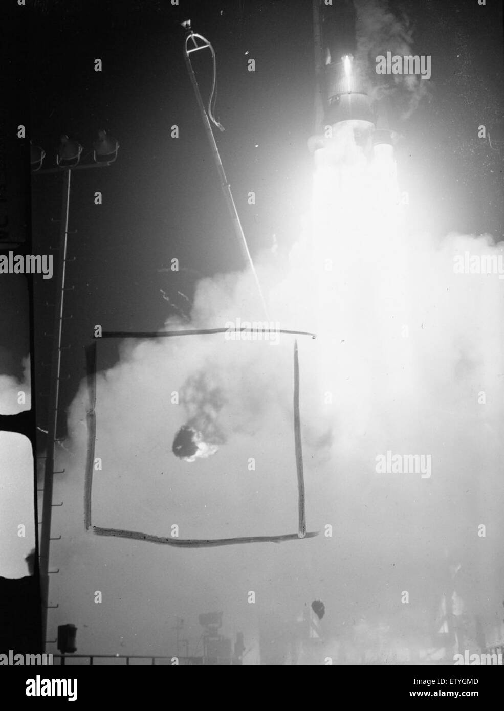 Il razzo Atlas 9B, lanciato dal Pad 11, faceva parte di una serie di voli di prova volti a migliorare le capacità di lancio nello spazio. Il test si è concentrato sulle prestazioni dei sistemi e del carico utile, segnando un passo importante nello sviluppo della tecnologia spaziale. Foto Stock