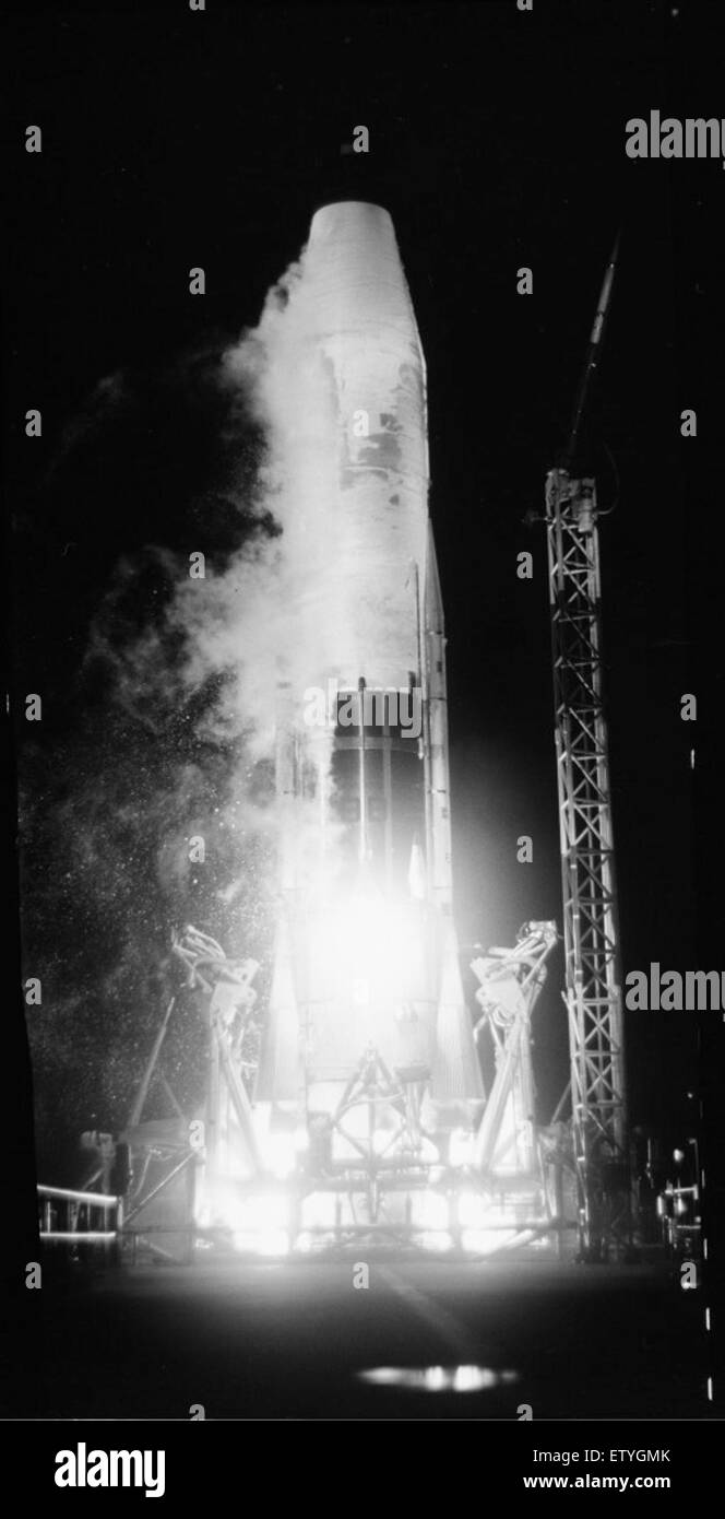 L'Atlas 9B di Cape Canaveral segna un momento significativo nell'esplorazione spaziale. Il decollo rappresenta il progresso tecnologico nella scienza dei razzi e la progressione delle missioni spaziali durante il suo tempo. Foto Stock