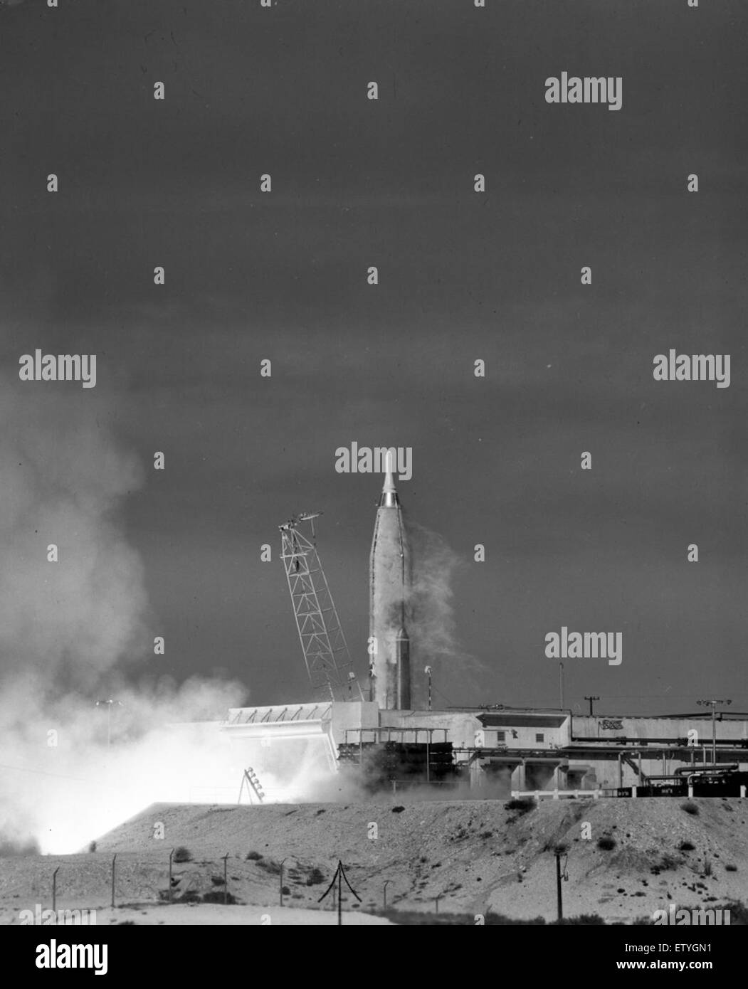 Il sistema di accensione missilistica Atlas fa parte delle complesse operazioni del missile Atlas, specificamente legate al complesso di lancio in stile Coffin. Questo sistema era parte integrante dei lanci missilistici, contribuendo al successo delle operazioni militari. Le versioni Hot Shot 99D e 576B rappresentano fasi avanzate della tecnologia missilistica. Foto Stock