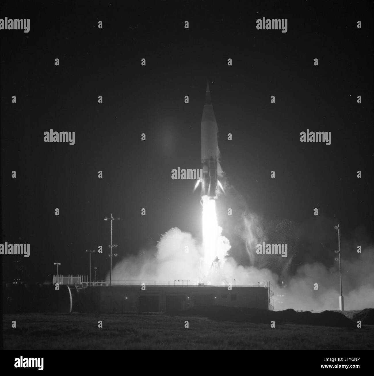 Questa immagine cattura il lancio di Atlas Missile NZ 301D, segnando un evento significativo nella storia aerospaziale con i dettagli della missione OP7184. Foto Stock