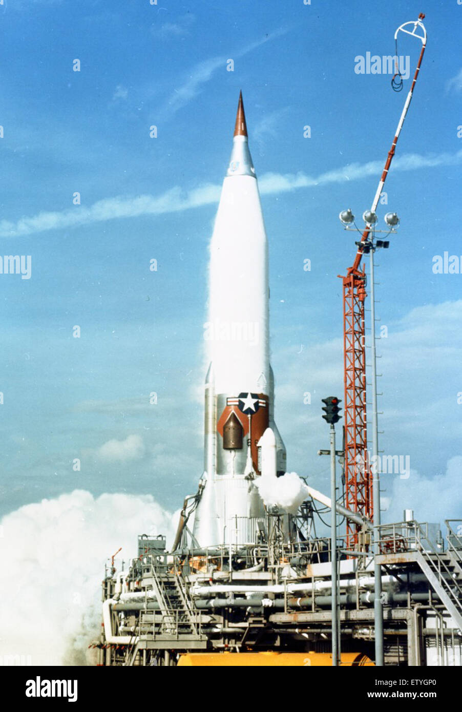 La presente nota tecnica illustra in dettaglio i parametri e le specifiche di lancio del *Atlas Missile*, compresi gli identificatori chiave 14 002499 e 12981F. Il missile rappresenta un importante traguardo nell'esplorazione spaziale e nella tecnologia militare. Foto Stock