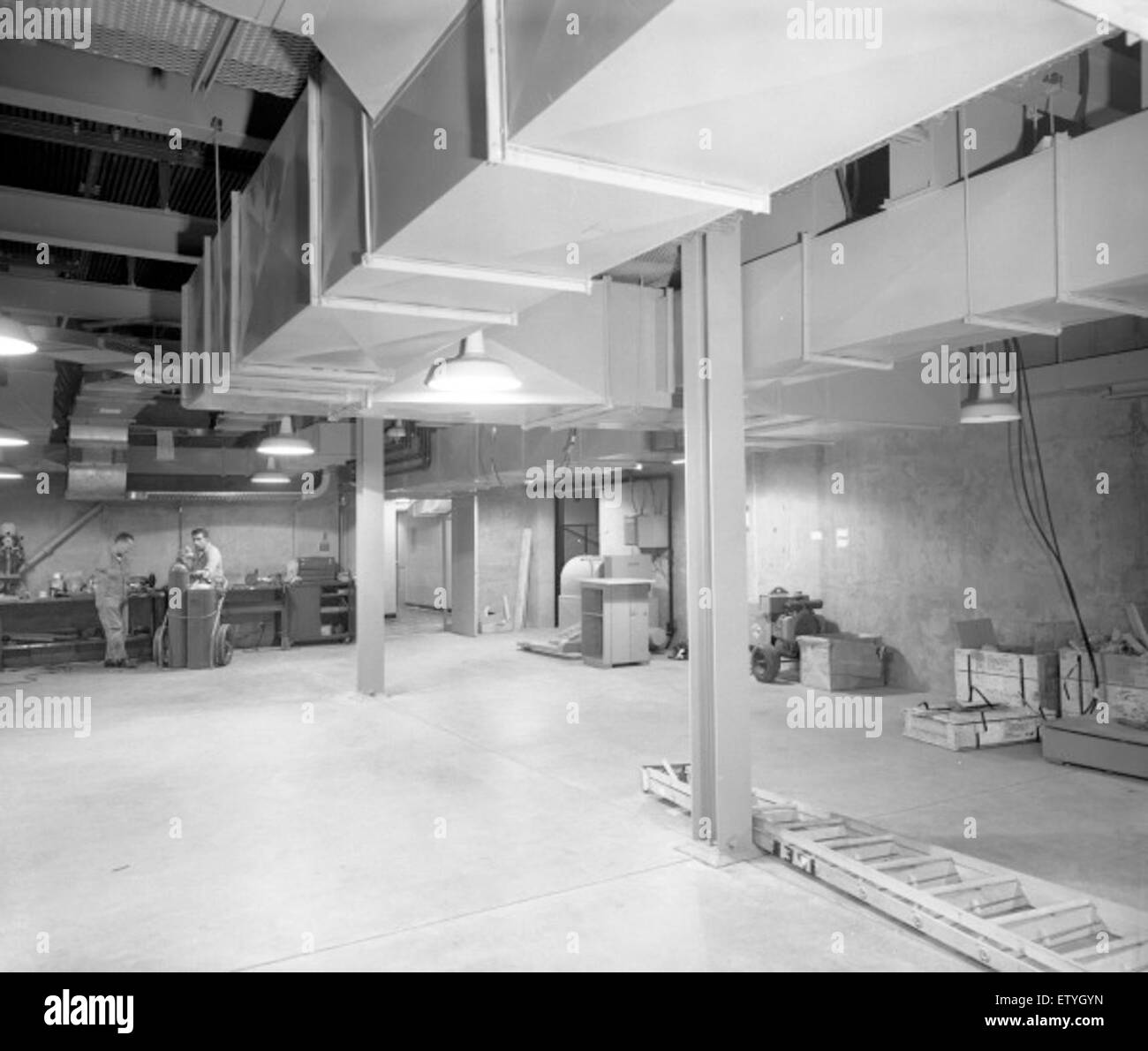 L'immagine negativa dell'atlante è un pezzo unico che gioca con l'inversione degli elementi visivi, offrendo una prospettiva drammatica e alterata della cartografia tradizionale. L'immagine mostra un'esplorazione creativa della rappresentazione geografica e dell'astrazione artistica. Foto Stock