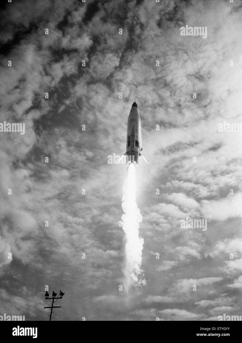 Il razzo Atlas 10A è stato lanciato come parte del test 10A presso l'Air Force Missile test Center (AFMTC). Questo lancio ha svolto un ruolo cruciale nello sviluppo e nella sperimentazione della tecnologia missilistica. Foto Stock