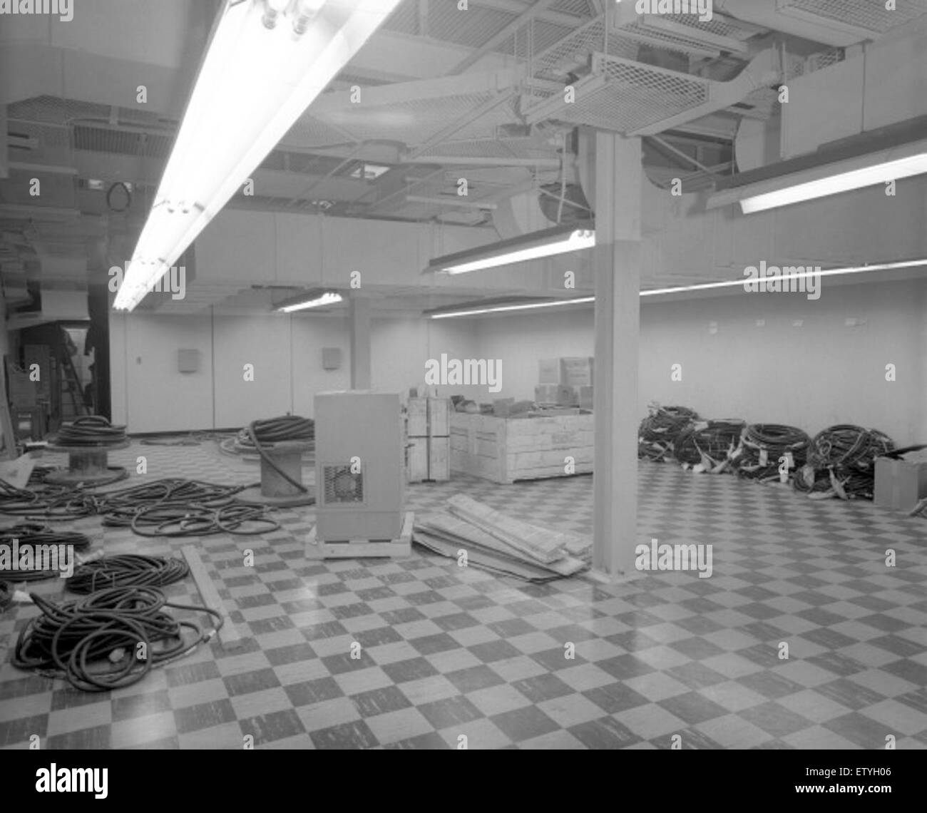 L'immagine negativa dell'atlante rappresenta una stampa di archivio che mostra mappe storiche e incisioni. Fa parte di una più ampia collezione di immagini che documentano la storia dell'esplorazione e della cartografia. Foto Stock