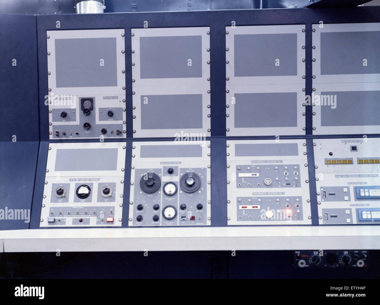 Azusa Mark II, un dispositivo AMR (Automatic Measurement and Recording), è dotato di controlli delle funzioni per la misurazione di precisione e i dati di fase, offrendo funzioni avanzate per l'analisi dei dati. Foto Stock