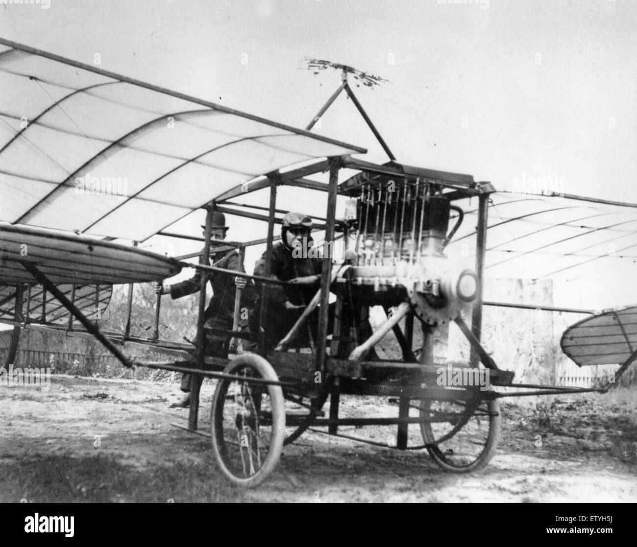 Il Bleriot M-101 è un velivolo dell'inizio del XX secolo, noto per il suo design e il suo contributo alla storia dell'aviazione. Questo modello di aereo è stato sviluppato nei primi giorni del volo, mostrando i progressi nella tecnologia dell'aviazione in quel periodo. Foto Stock