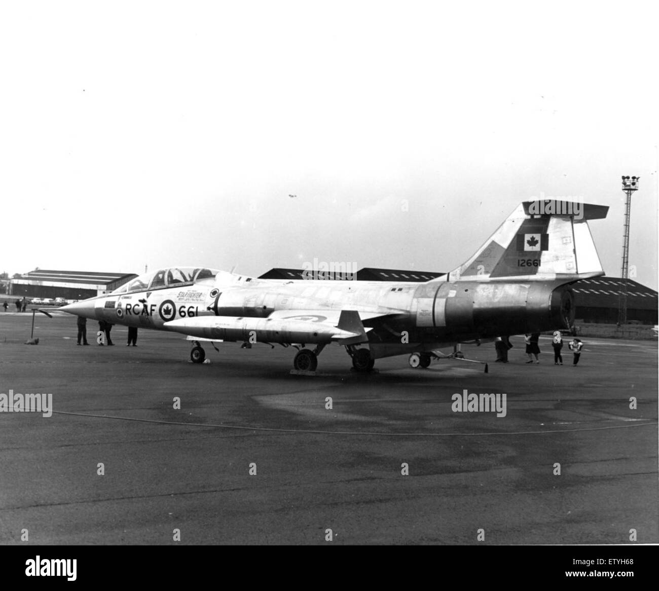Il CF-104D, numero di serie 12661, è mostrato in questa fotografia di Larry Peterson. L'aereo è una versione canadese del Lockheed F-104 Starfighter, rinomato per la sua velocità supersonica e il ruolo nella difesa della NATO durante la Guerra fredda. Foto Stock