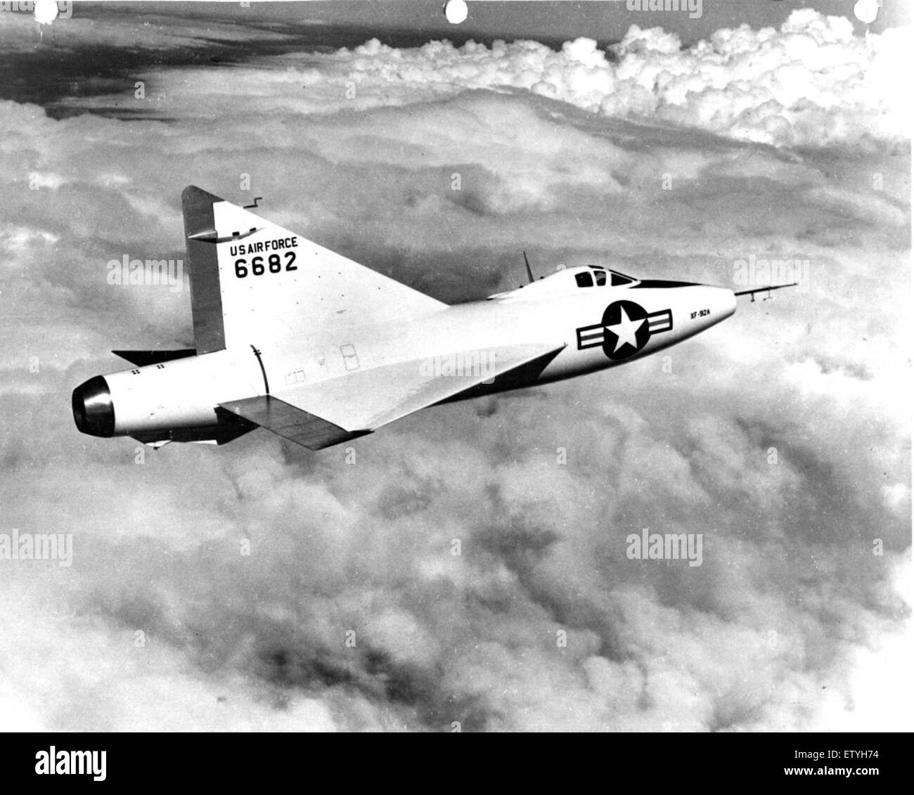 Il Convair XF-92, un prototipo di velivolo sviluppato dalla U.S. Air Force, è mostrato in questa fotografia. Il modello 7-002, 46-682, fu uno sviluppo chiave nei primi test di aerei a reazione durante l'era della Guerra fredda. Foto Stock