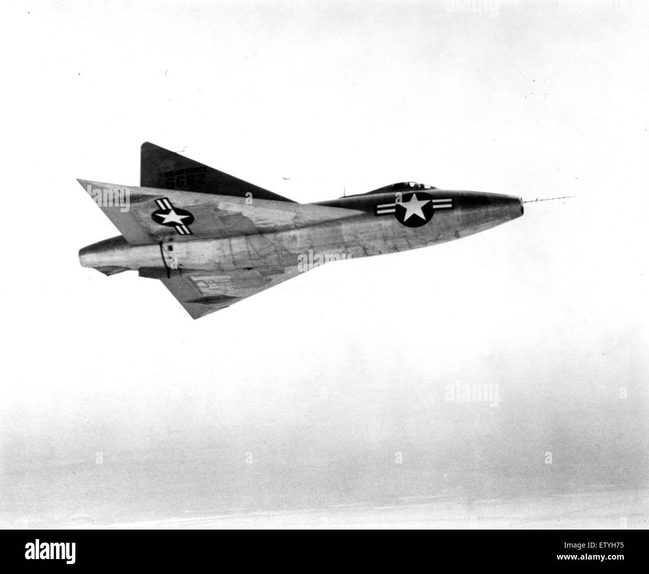 Il Convair XF-92 era un velivolo sperimentale sviluppato dalla Convair, caratterizzato da un'ala delta distintiva. Il modello specifico 7-002, numero di registrazione 56-682, faceva parte del programma di test della U.S. Air Force. Questo aereo contribuì ai progressi nel volo supersonico e nella progettazione di ali delta. Foto Stock