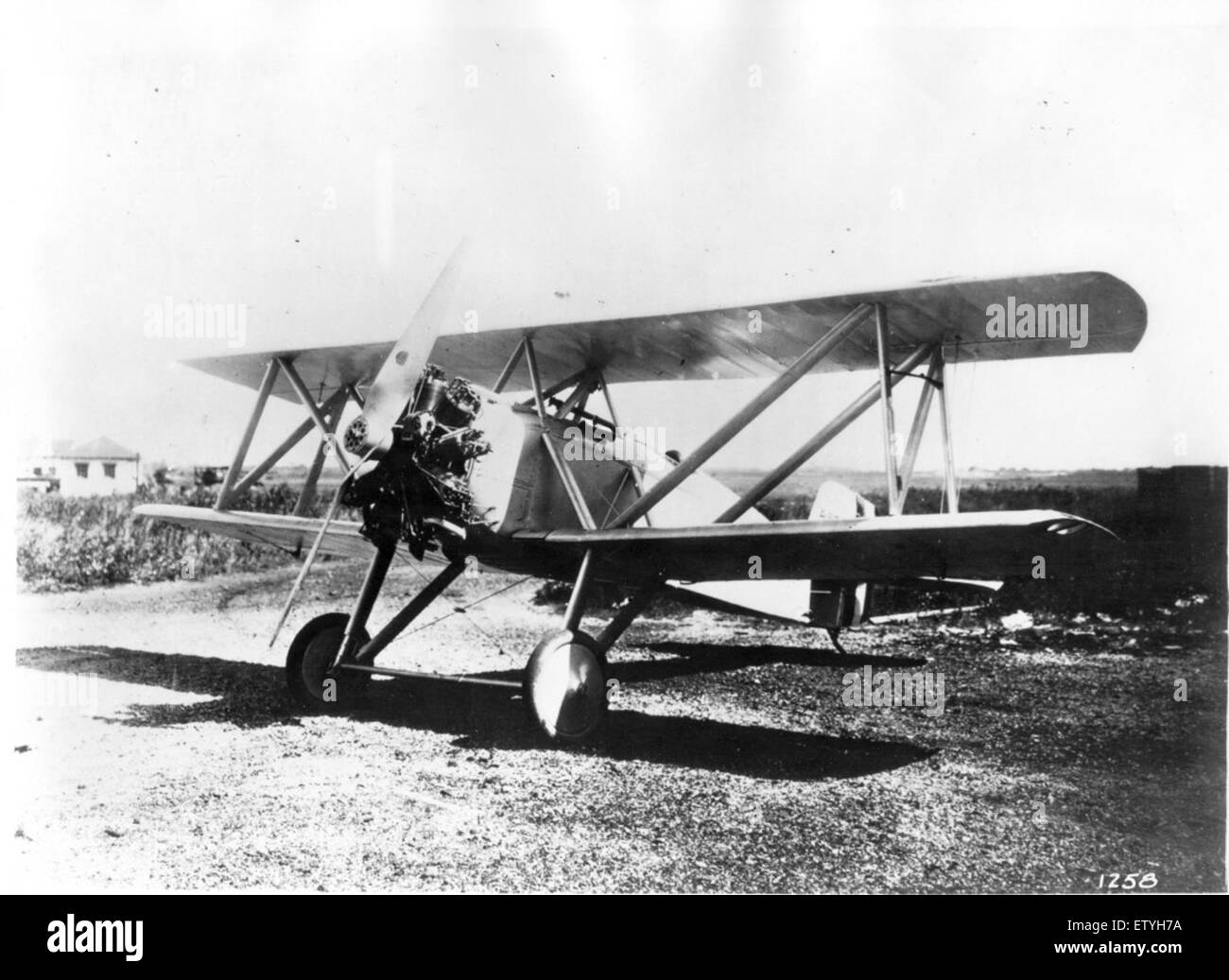 Una fotografia del Curtiss F4C-1, un aereo da caccia biplano americano utilizzato nelle prime fasi della seconda guerra mondiale. L'immagine evidenzia il design dell'aereo e il suo ruolo nella storia dell'aviazione militare. Foto Stock