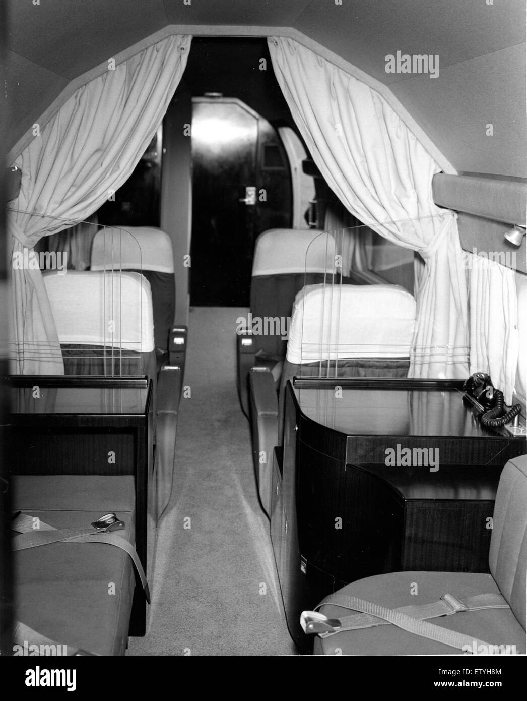 Questa fotografia mostra gli interni di un Lockheed Learstar, un aereo di lusso noto per il suo design elegante e la tecnologia avanzata. Il Learstar era una scelta popolare per l'aviazione privata, offrendo comfort e stile nella sua disposizione interna. Foto Stock