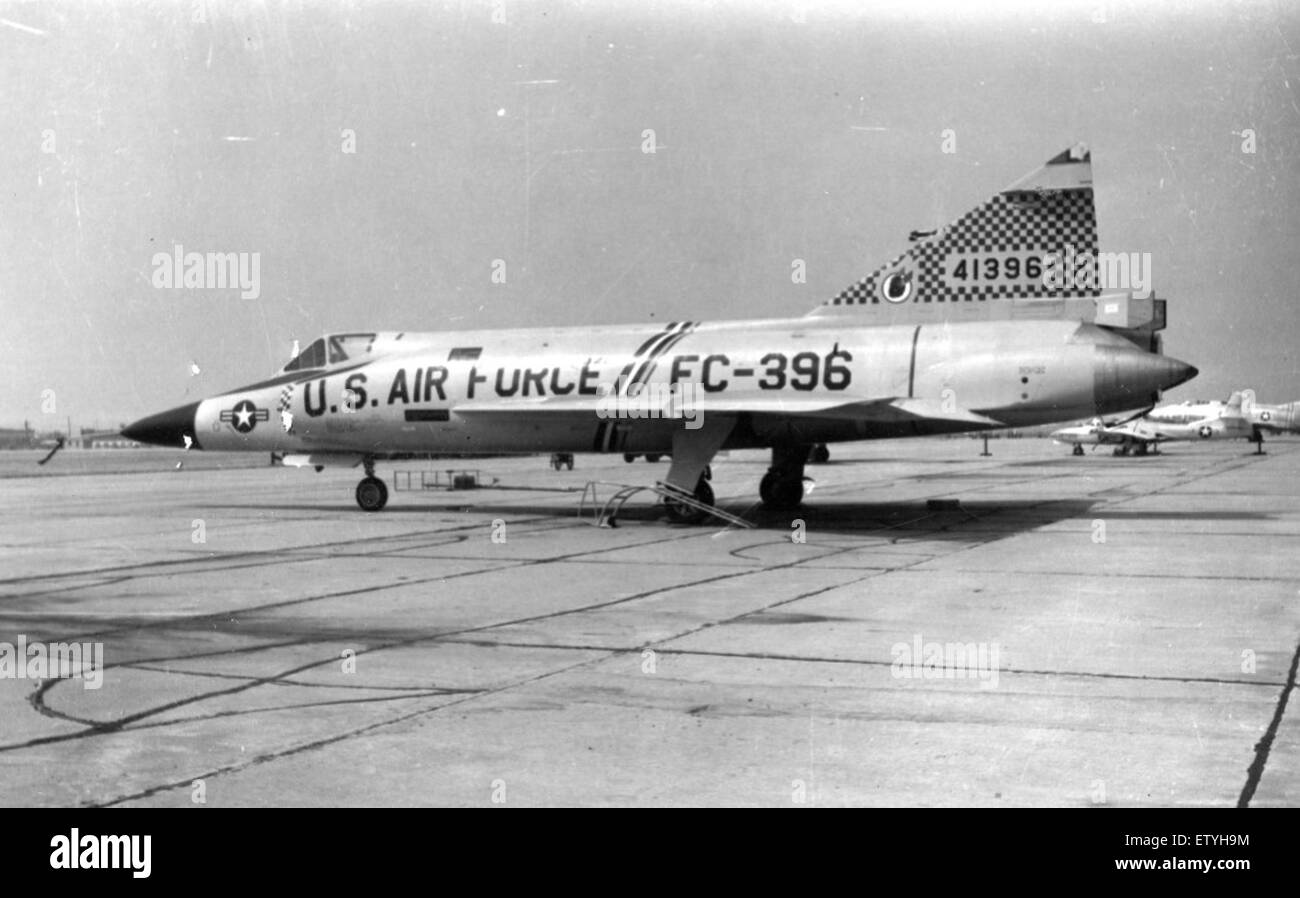 L'F-102A, fotografato da Pete Bowers, rappresenta un momento chiave nella storia dell'aviazione. L'aereo fu un intercettore primario per la U.S. Air Force durante l'era della Guerra fredda, con il suo caratteristico design a coda piccola e un ruolo importante nella difesa militare. Foto Stock