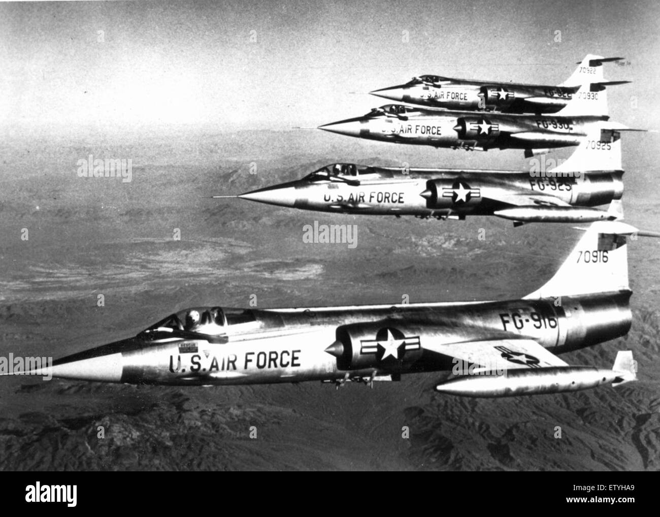 L'aereo *F-104C-10*, fotografato il 29 agosto 1961, è una variante del *Lockheed F-104 Starfighter*. Questo aereo fu utilizzato dalla U.S. Air Force durante la Guerra fredda, nota per le sue capacità ad alta velocità e ad alta quota. Foto Stock
