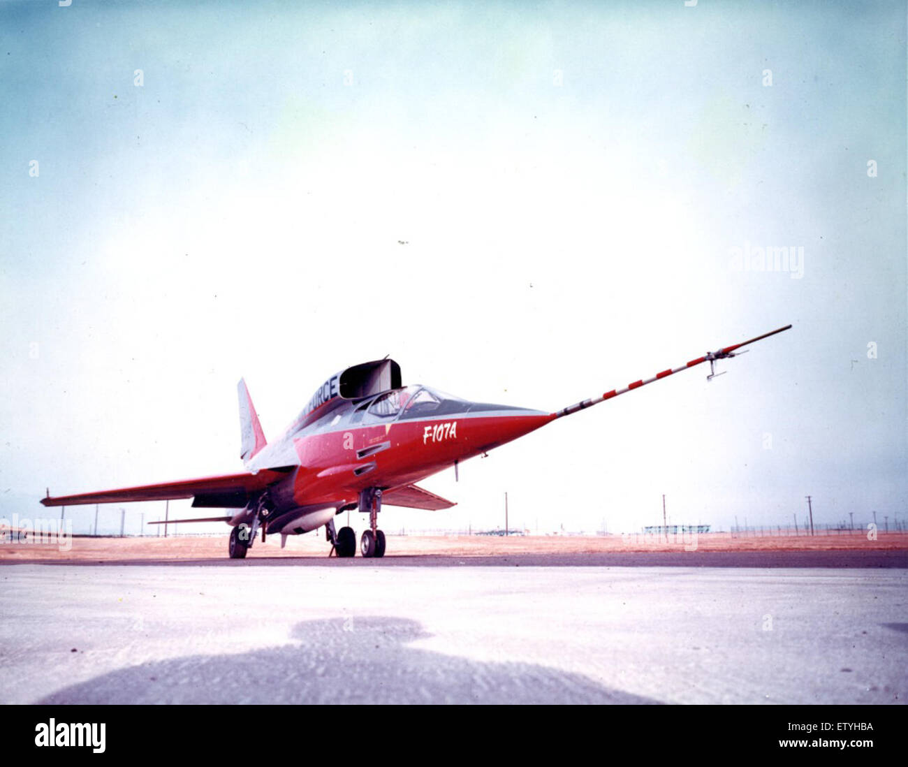 L'F-107A è un aereo sperimentale sviluppato negli anni '1950 dalla North American Aviation. Progettato per missioni ad alta velocità e bassa penetrazione, l'aereo era caratterizzato da una configurazione ad ala delta e da una tecnologia avanzata per i suoi tempi. Foto Stock