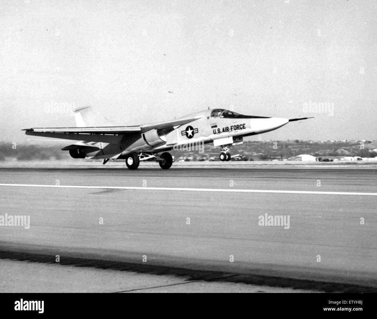 Una fotografia del Convair F-111, un versatile aereo da combattimento noto per il suo design ad ala variabile. L'F-111 servì la U.S. Air Force e diverse altre nazioni durante la sua storia operativa. L'immagine cattura l'aereo in volo, mostrando il suo design e le sue capacità distintive. Foto Stock