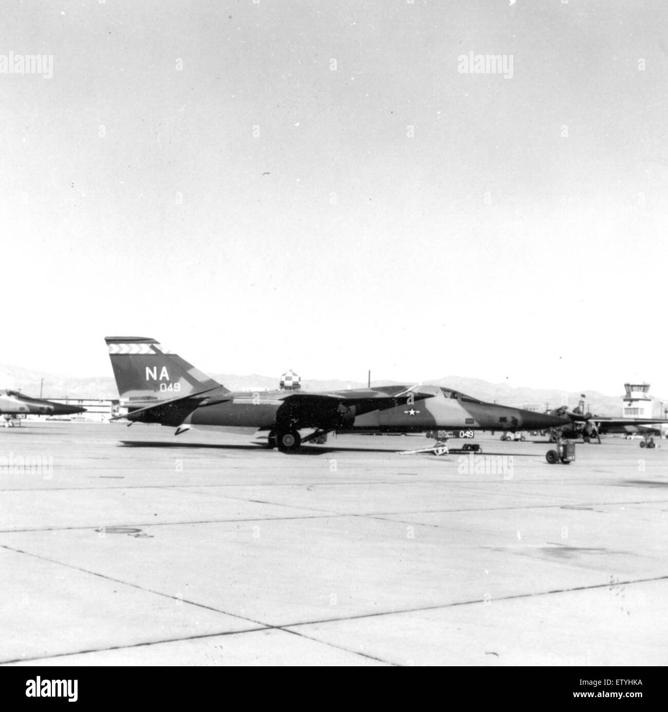 L'F-111 è un aereo da combattimento multiruolo sviluppato negli anni '1960, utilizzato dalla United States Air Force. Era noto per le sue ali a raggio variabile e l'avionica avanzata, giocando un ruolo chiave nelle strategie militari della Guerra fredda. Foto Stock