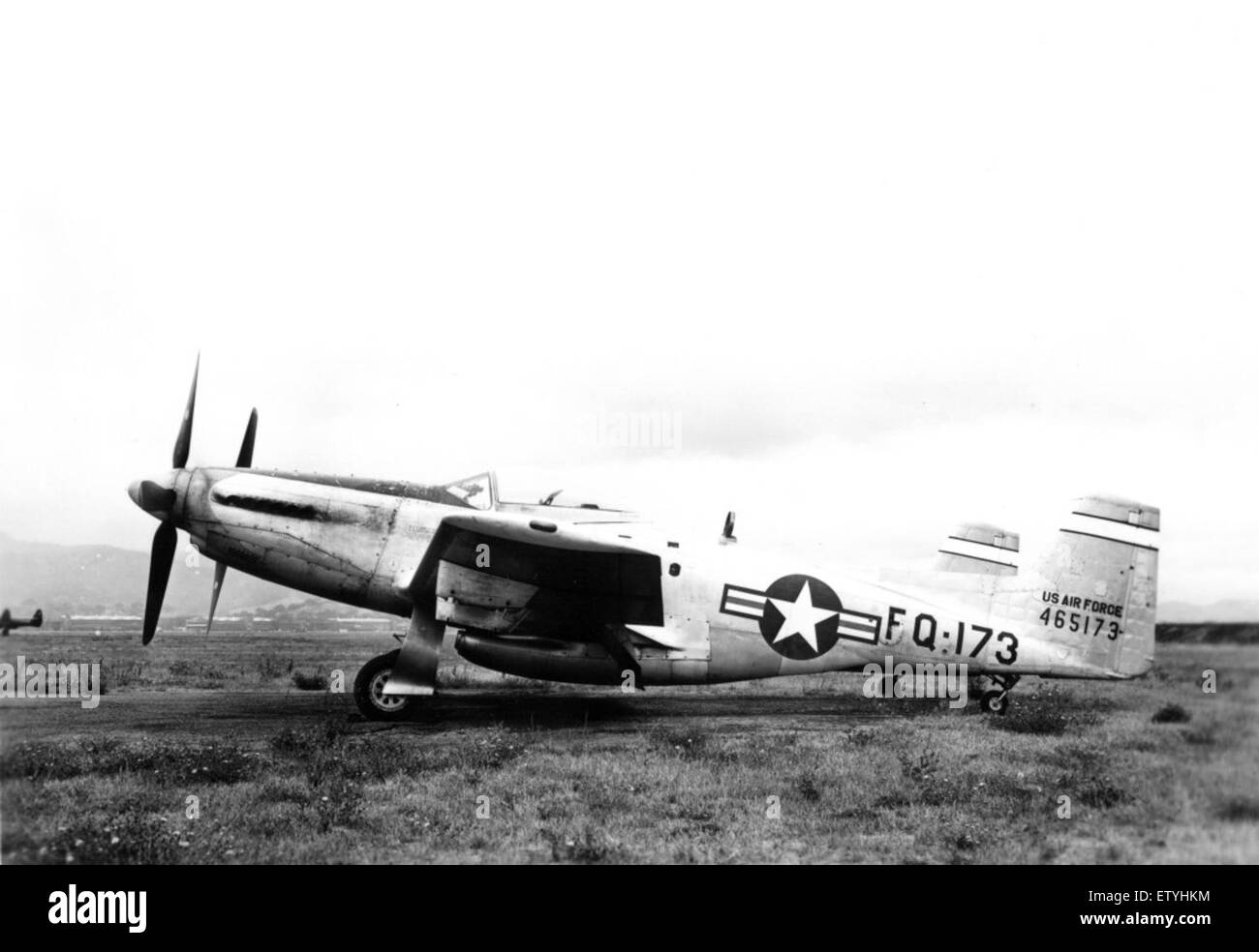 L'F-82B è un caccia bimotore, noto per il suo design avanzato e la versatilità in combattimento durante le ultime fasi della seconda guerra mondiale Foto Stock