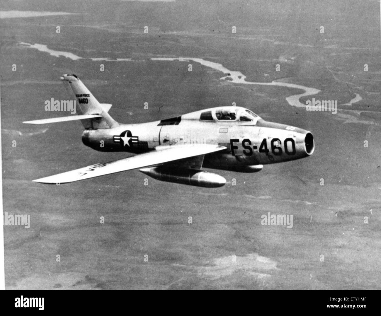 L'F-84F-15-RE è un modello del Republic F-84 Thunderstreak, un caccia-bombardiere progettato durante gli anni '1950 È stato ampiamente utilizzato da diverse forze aeree in tutto il mondo ed è noto per il suo design ad ala aperta e le sue capacità sia in ruoli di attacco al suolo che di difesa aerea. Foto Stock