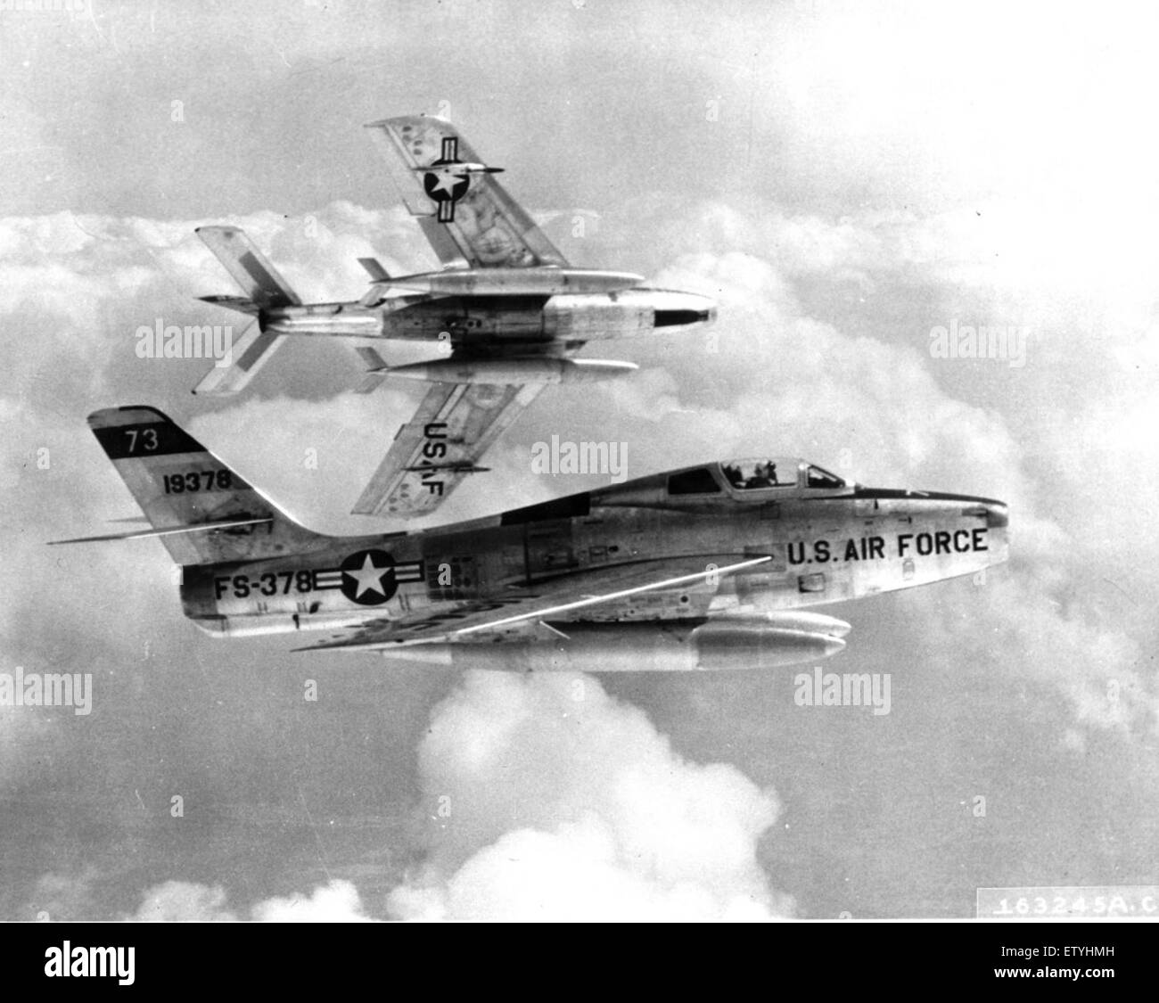 L'F-84F-25-GK è un modello del Republic F-84 Thunderstreak, un aereo da caccia e attacco a reazione americano degli anni '1950 Conosciuto per il suo ruolo durante la Guerra fredda, fu utilizzato da diverse forze aeree sia per l'attacco al suolo che per le missioni di superiorità aerea. Foto Stock
