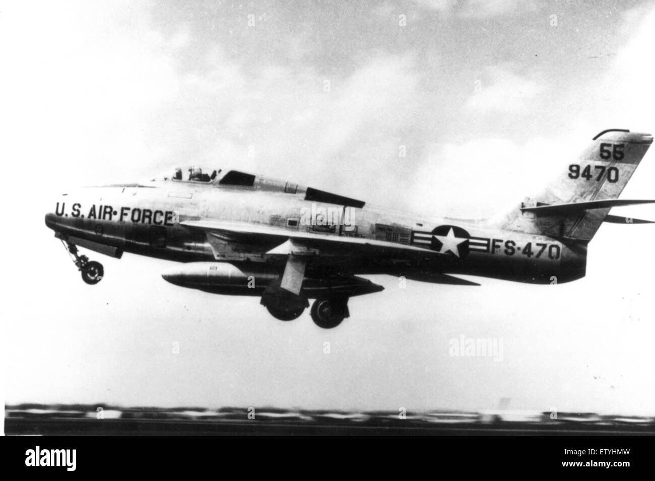 L'F-84F Thunderstreak, designato come F-84F-35RE, è una variante dell'aereo Thunderjet della U.S. Air Force, progettato per le missioni di attacco al suolo. Conosciuto per la sua versatilità e velocità, ha svolto un ruolo chiave durante la Guerra fredda nelle operazioni tattiche e nelle missioni NATO. Foto Stock